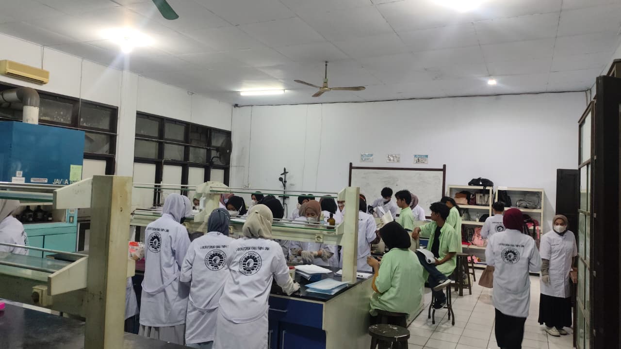 Kunjungan siswa + menggunakan alat laboratorium kimia