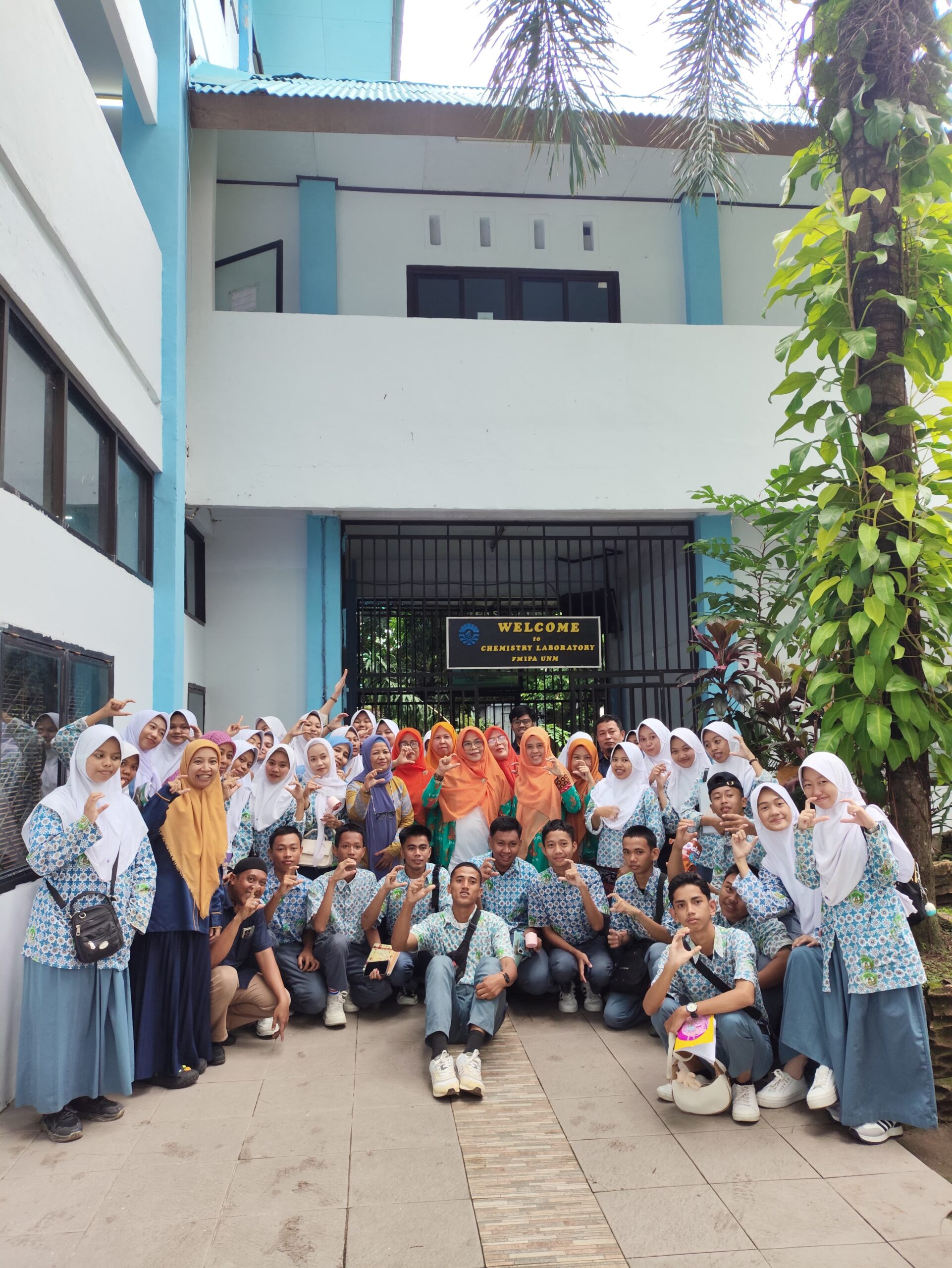 KUNJUNGAN SISWA KE LABORATORIUM KIMIA
