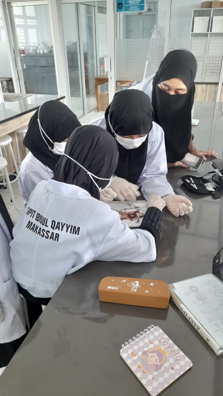 Kunjungan siswa sekaligus penggunaan alat laboratorium biologi